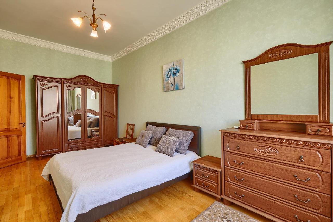 Apartment Near Lva Tolstoho Square キエフ エクステリア 写真